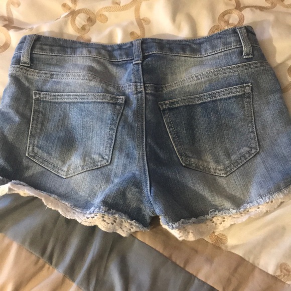 High waisted denim shorts with lace trim - Picture 2 of 2